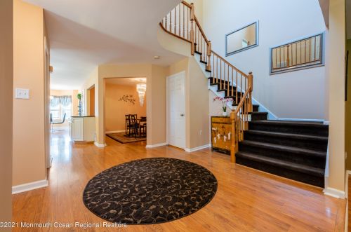9 Colonial Sq, Middletown, NJ 07748-3548
