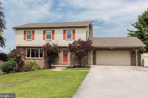 4 Woodstone Ct, York, PA 17402-3341
