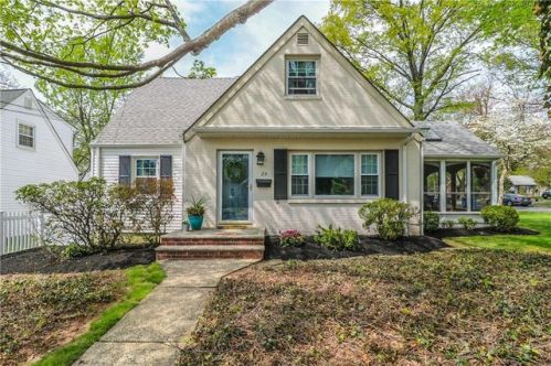 25 Mayfield Pl, Metuchen, NJ 08840-1424