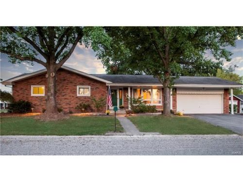 3 Red Oak Dr, Grantfork, IL 62249-2362