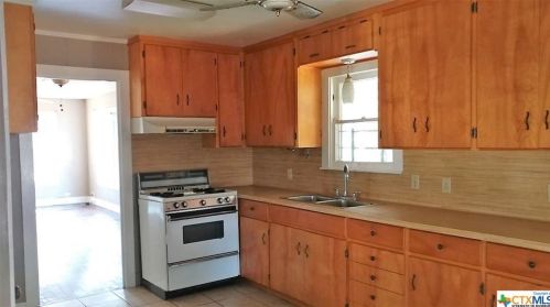 624 Baker, Seguin TX  78155-6002 exterior