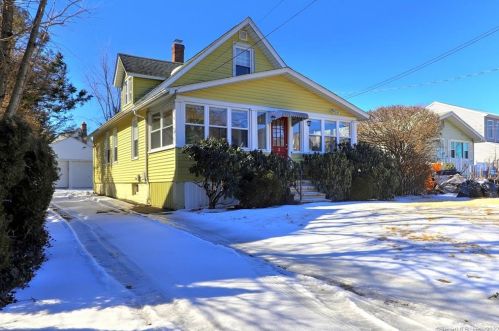 12 Summit Ave, Huntington, CT 06484-4039