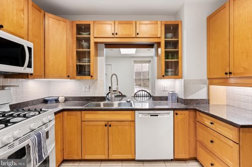 135 Warwick Rd, Tavistock NJ  08033-3706 exterior