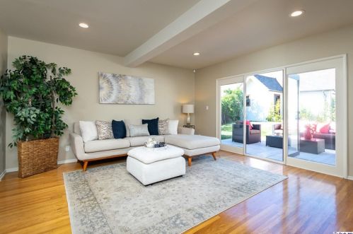 1357 Moncado Dr, Glendale CA  91207-1831 exterior