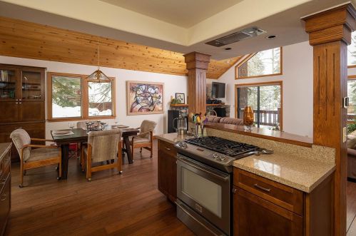 14165 Copenhagen Dr, Truckee CA  96161-6634 exterior