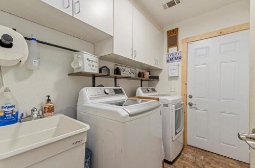 8712 Lodestone Cir, Elk Grove CA  95624-2520 exterior