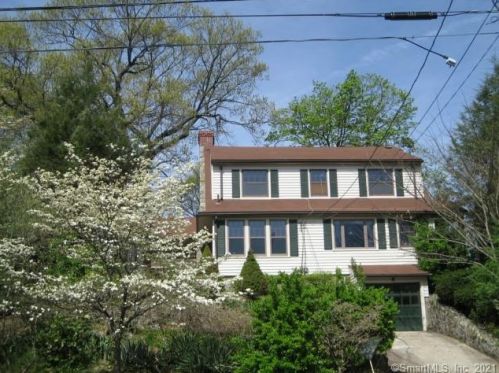 8 Rockridge Dr, Norwalk CT  06854-2113 exterior