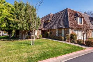 2826 Downing Ct, Fresno, CA 93711-1184