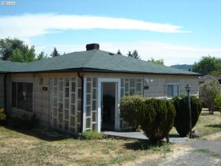 1881 Valley View Dr, Roseburg OR  97471-1760 exterior