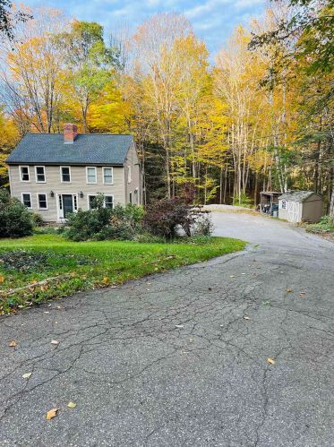 313 Wallace Rd, Goffstown, NH 03045-2120