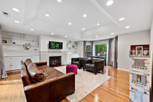 15 Essex Ln, Half Day, IL 60069-3121