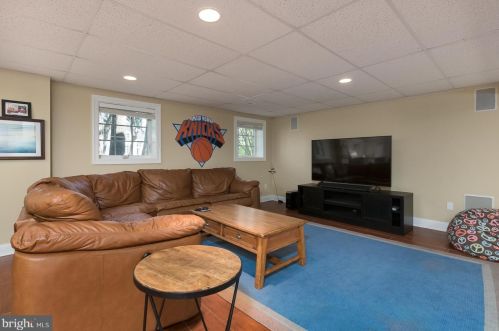 19 Derwent Dr, Princeton NJ  08540-7551 exterior