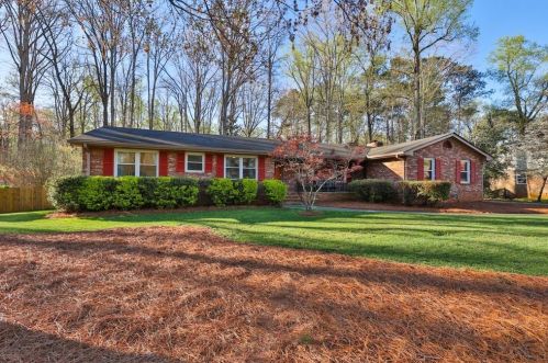4976 Fox Forest Dr, Lilburn, GA 30047-5522