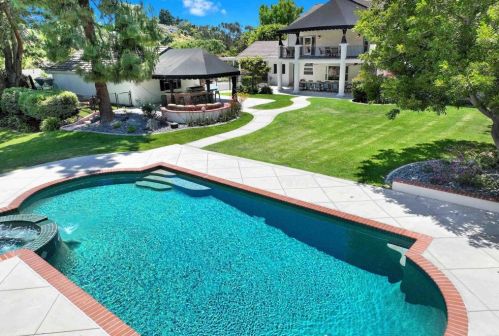 1156 Sugarbush Dr, Vista CA 92084-7464 exterior