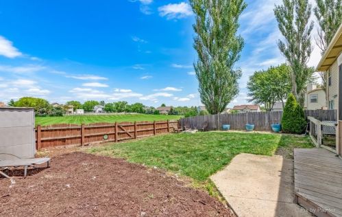 1151 Bradbury Cir, Carol Stream IL  60188-3903 exterior