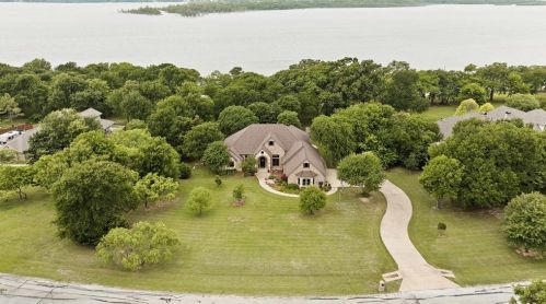 4001 Oak Shores Dr, Aubrey, TX 76227-2479