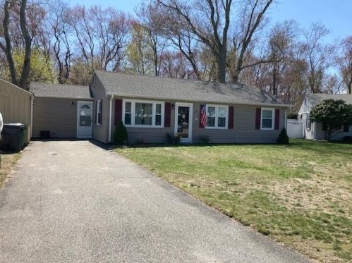 52 Star St, Warwick, RI 02888-4243