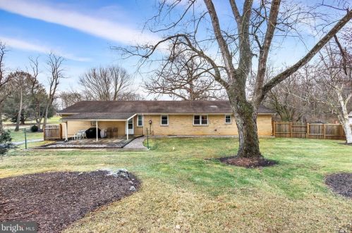 699 Barnstable Rd, Carlisle PA  17015-7425 exterior