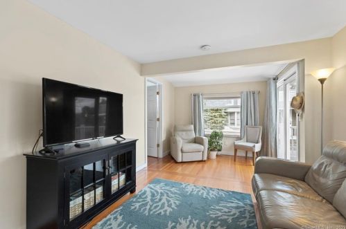 6 Center St, Niantic CT  06357-2658 exterior