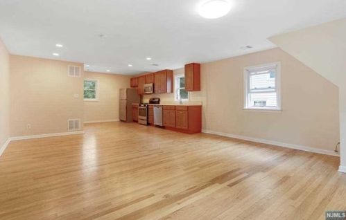 125 Lenox Ave, Ridgewood, NJ 07450-4218
