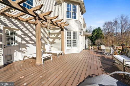 10101 Waterside Dr, Springfield VA  22015-3931 exterior