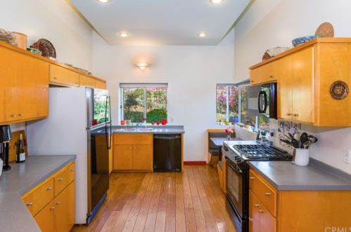 2025 Mt Vernon Ave, Riverside CA  92507-2528 exterior