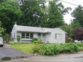 82 Avon Dr, Nashua, NH 03064-1905