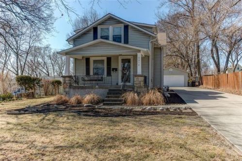 6018 Mastin St, Shawnee Mission, KS 66203-3170
