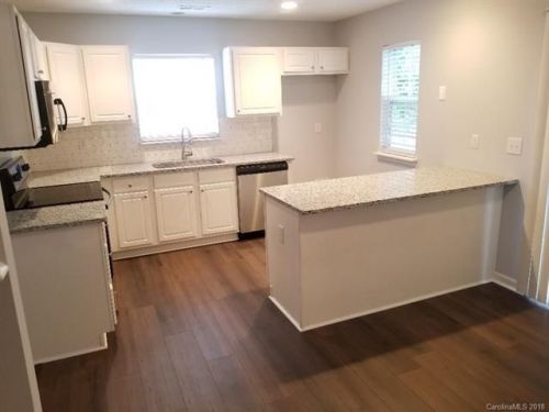 7605 Petrea Ln, Charlotte, NC 28227-1060