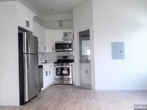 91 Jewell St, Outwater, NJ 07026-3756