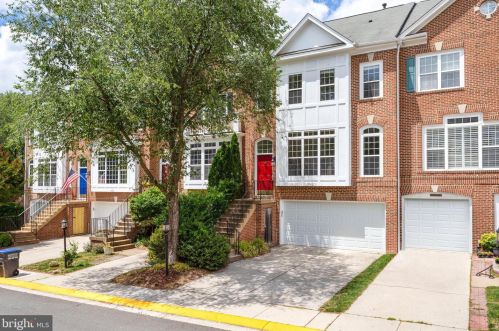 1982 Logan Manor Dr, Herndon, VA 20190-3283