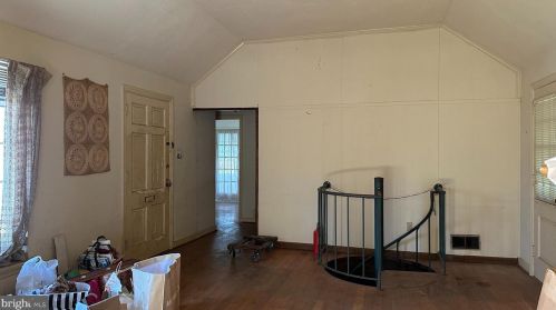 1307 Robinson Pl, Falls Church, VA 22046-3817
