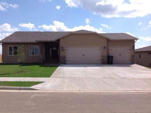 2874 Prairie Oak Dr, Dickinson, ND 58601-6739