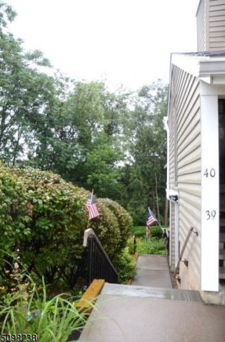 39 Overlook Dr, Clinton, NJ 08809-1133