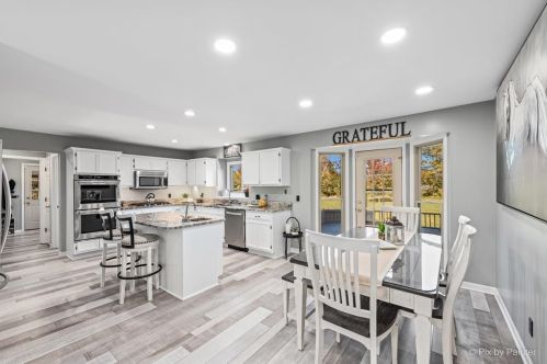 7 Crestview Dr, Oswego IL  60543-9475 exterior