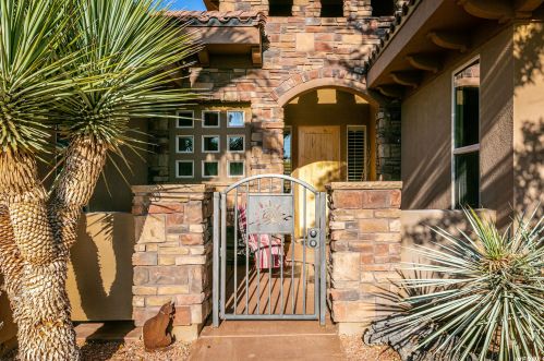 340 Snow Cyn Dr, Kayenta UT 84738-6041 exterior