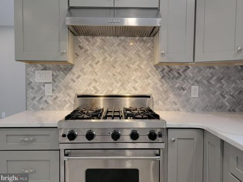 374 Eggerts Crossing Rd, Trenton NJ  08638-1802 exterior