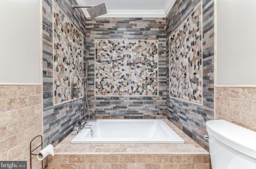 7318 Eggar Woods Ln, Springfield VA  22153-2012 exterior