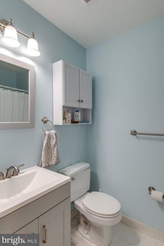 2333 Rosedown Dr, Herndon VA  20191-1631 exterior