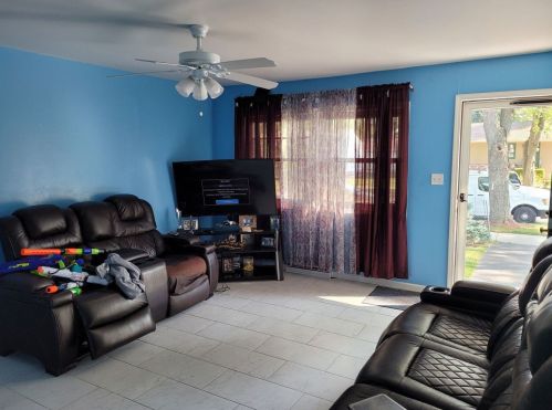 2300 Commanche Ct, Waukegan, IL 60087-4633
