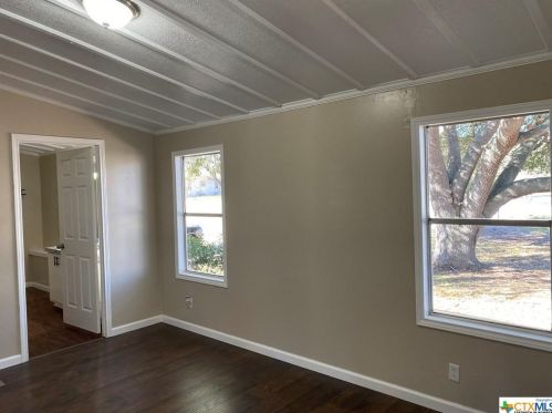 401 Troell St, Seguin TX 78155-7241 exterior