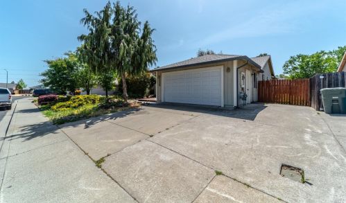 230 Wexford Ln, Vacaville, CA 95688-9363