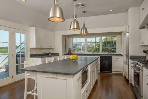 21 Ocean Heights Rd, Middletown, RI 02840-4225