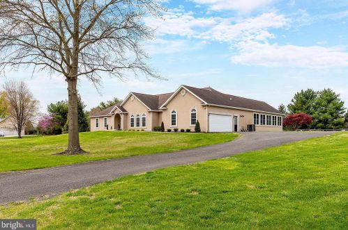18 Buttonwood Ct, Pilesgrove, NJ 08098-2438