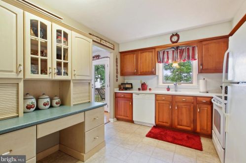 1464 Whispering Spg Dr, York PA 17408-8209 exterior