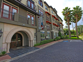 1615 Hermann Dr, Houston TX  77004-7156 exterior