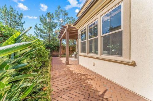 78 Rembrandt, Irvine CA  92620-7314 exterior