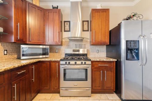 3921 Cyn Gln Cir, Austin TX  78732-2187 exterior