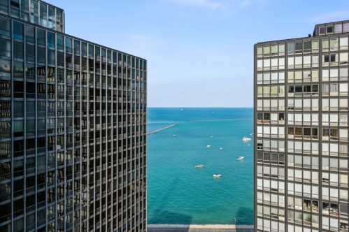 253 Delaware Pl, Chicago IL  60611-1758 exterior