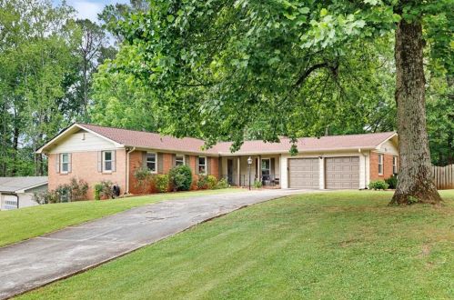 2910 Laura Ln, Lithia Springs, GA 30122-2509